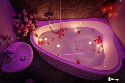 Романтик. Цена зависит от количества человек и срока проживания.