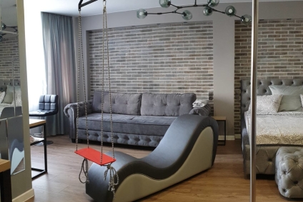 Стильная студия в центре Минска с джакузи, пилоном