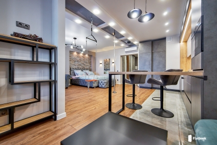 Стильная студия в центре Минска с джакузи, пилоном