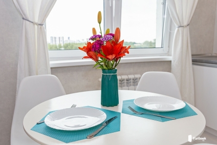 Евротрешка возле метро (2 кровати и диван)