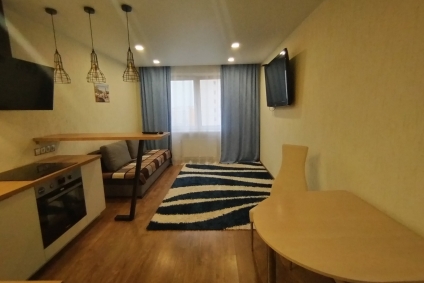 Находится в 10 минутах от станции метро Петровщина, Михалова.