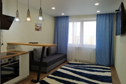 Находится в 10 минутах от станции метро Петровщина, Михалова.