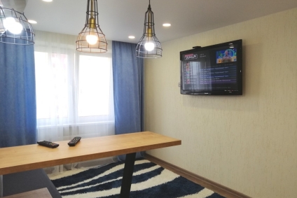 Находится в 10 минутах от станции метро Петровщина, Михалова.