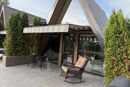 Шалаши с джакузи у пруда в усадьбе "Лесная"