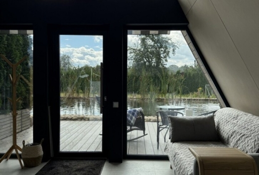 Шалаши с джакузи у пруда в усадьбе "Лесная"