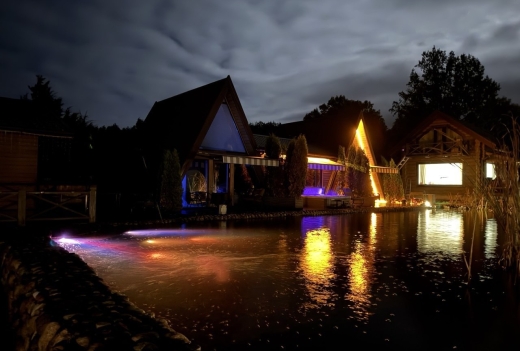 Шалаши с джакузи у пруда в усадьбе "Лесная"