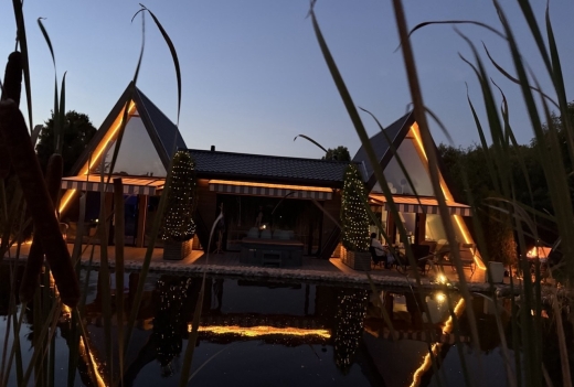 Шалаши с джакузи у пруда в усадьбе "Лесная"