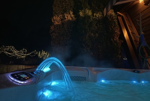 Шалаши с джакузи у пруда в усадьбе "Лесная"